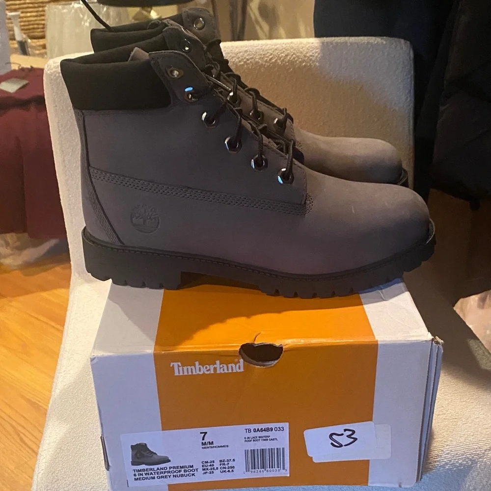NIB Unisex Timberland Dark Gray Leather Boots.